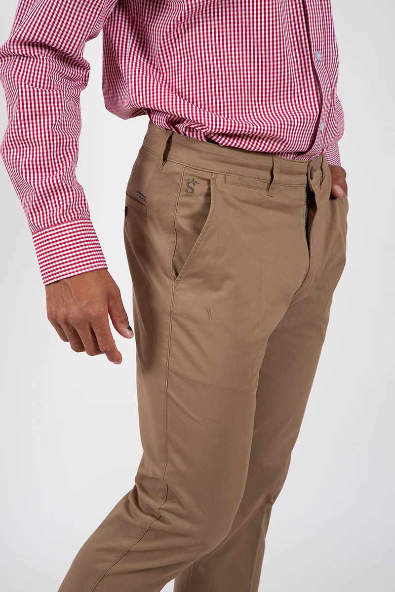 Pantalón chino tostado - Image 3