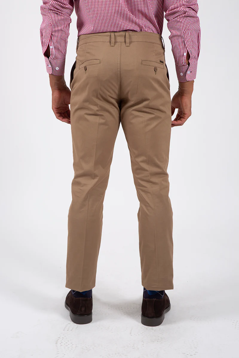Pantalón chino tostado - Image 4