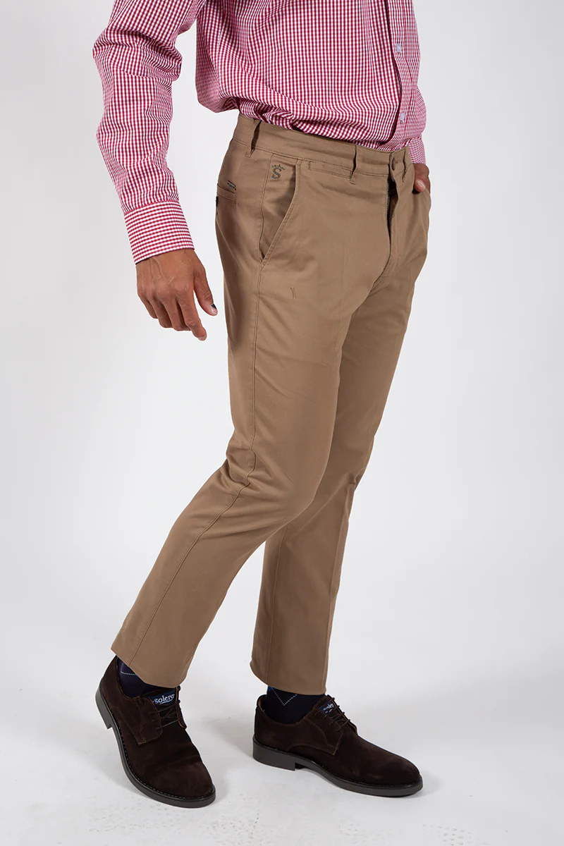 Pantalón chino tostado - Image 5